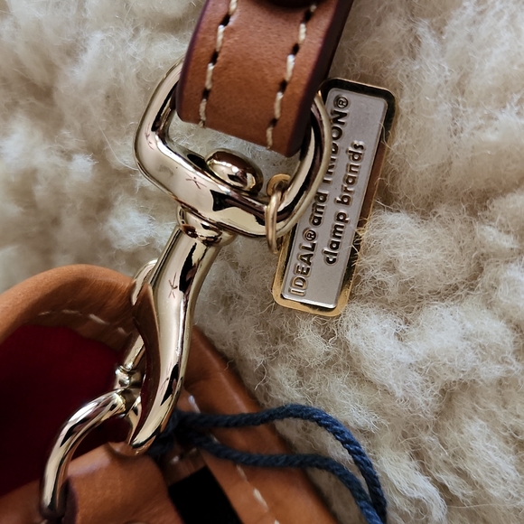 Adorable Dooney & Bourke Black Wristlet - Picture 11 of 12